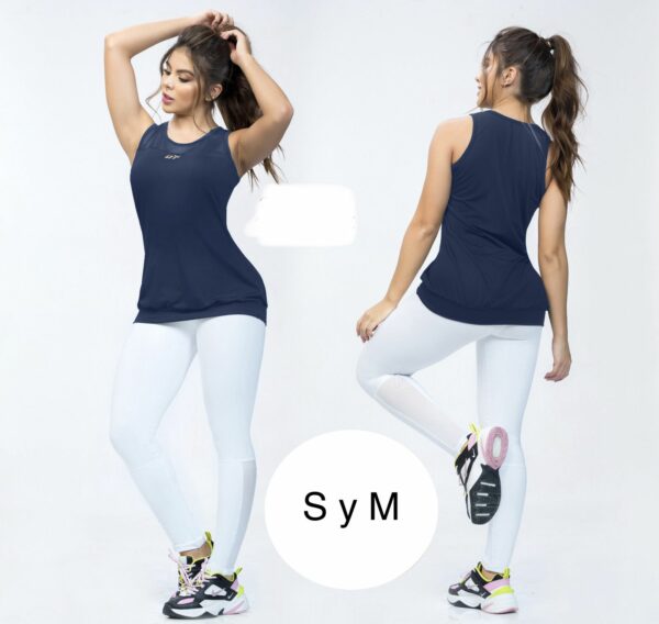 Imagen de un conjunto deportivo compuesto por leggings blancos con malla de transparencia sutil y tecnología reductora de abdomen, junto con una básica azul oscuro. Ideal para lucir llamativa y cómoda en actividades deportivas. Disponible en tallas SM