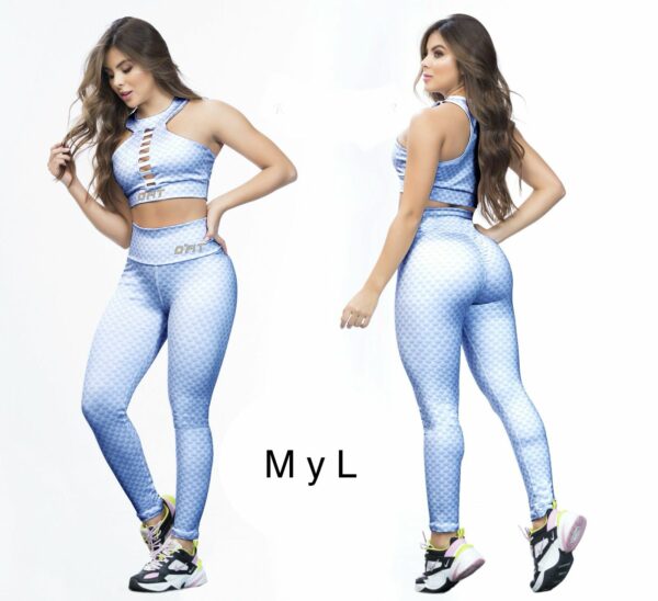 Imagen de un conjunto deportivo en azul claro con estampado de escamas, compuesto por leggings y crop top con escotes delanteros, perfecto para actividades deportivas y con tecnología anticelulitis. Ideal para la talla ML.