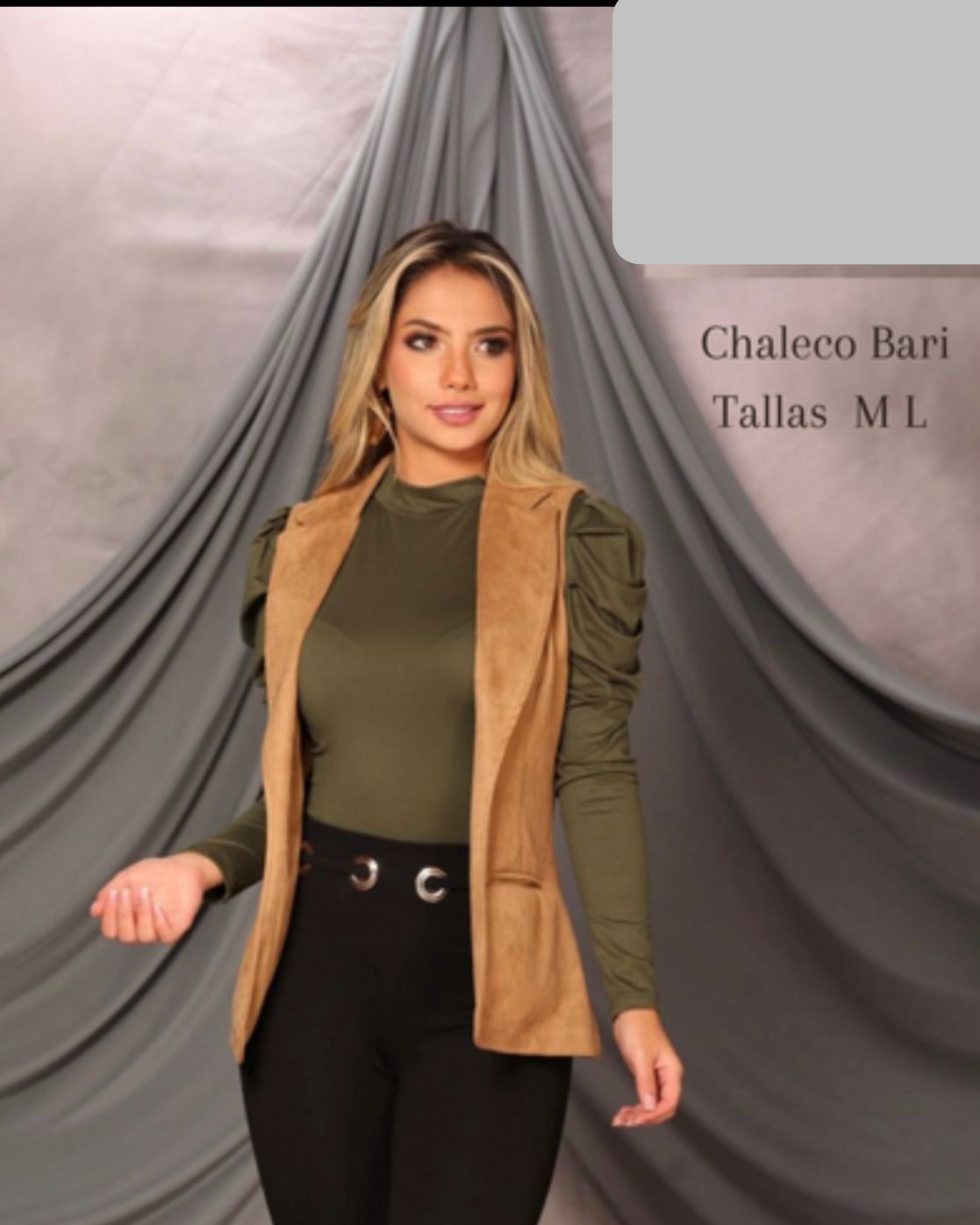 ive la versatilidad con nuestro chaleco en gamusa color miel, ideal para talla SM. Los dos bolsillos laterales y la delicadeza única hacen de este chaleco una elección cómoda y elegante. Visualmente sereno, es perfecto para auditas que buscan comodidad y estilo en eventos casuales o elegantes.