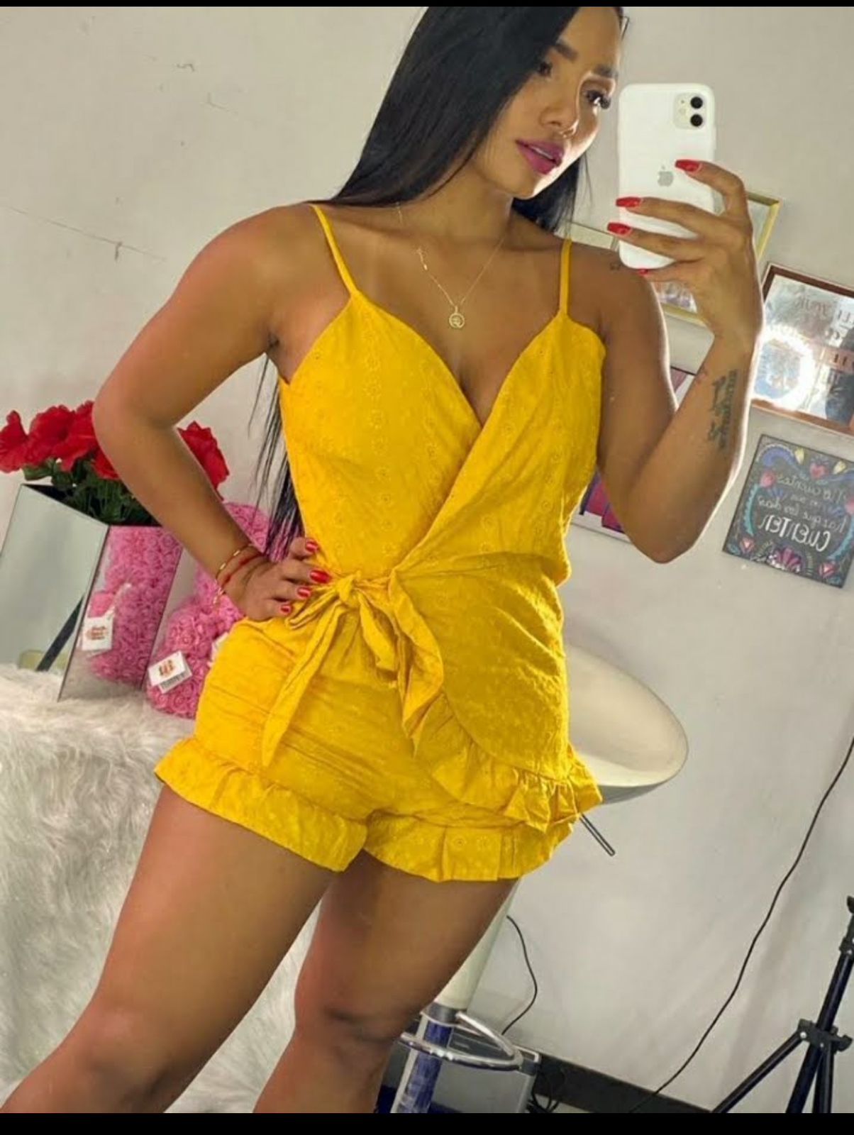 Vestido en short estilo playero en amarillo brillante con recogido frontal y detalles en tiritas. Una opción perfecta para disfrutar del verano con comodidad y estilo.