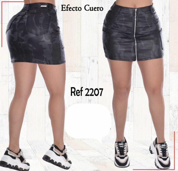 Minifalda de cuero negro y gris con detalles tipo militar. Dos bolsillos traseros y cierre delantero completo para un look moderno y funcional. La elección perfecta para destacar con audacia.